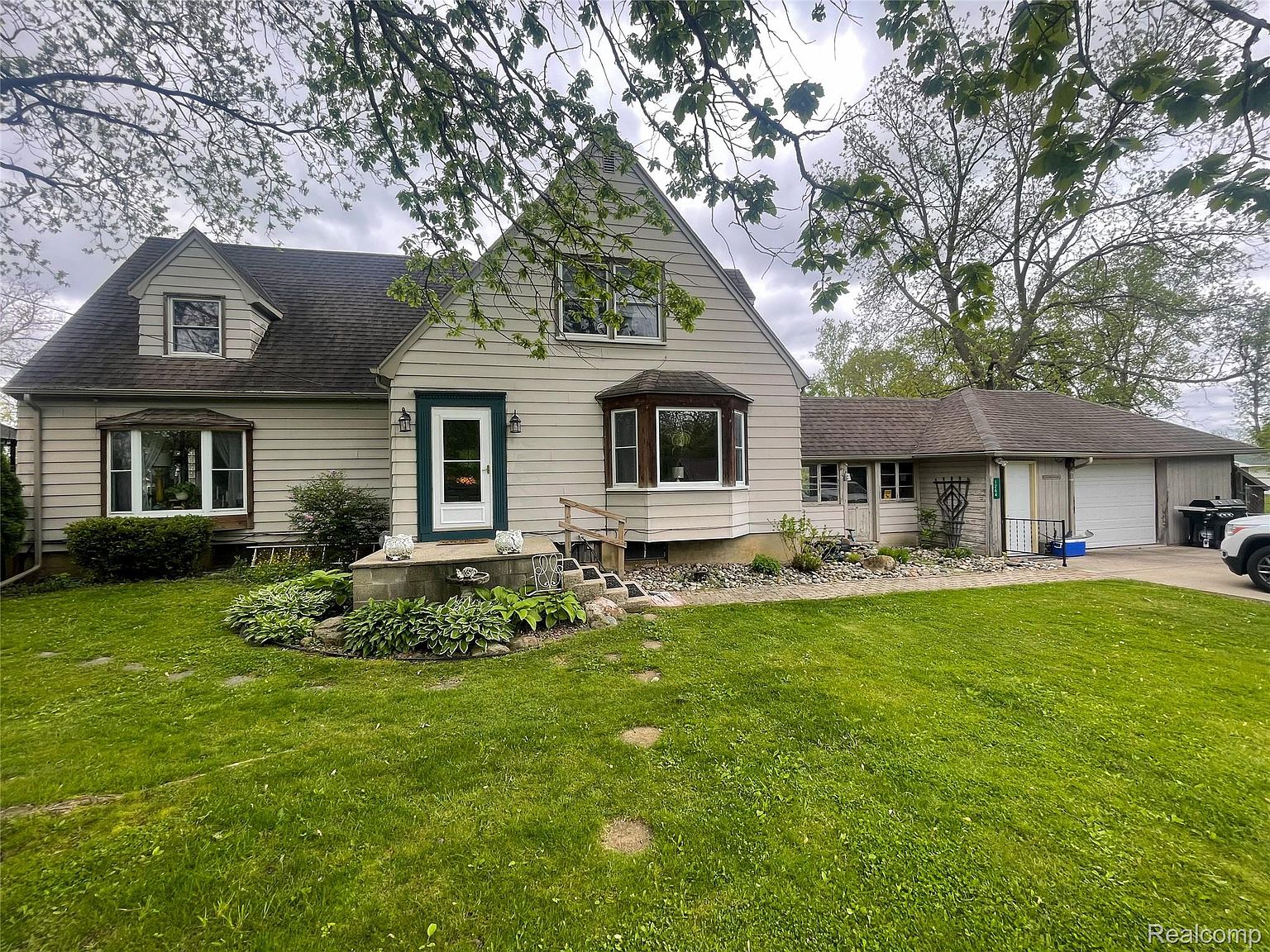 sc♡ 1264 Brabbs St, Burton, MI 48509 | Zillow