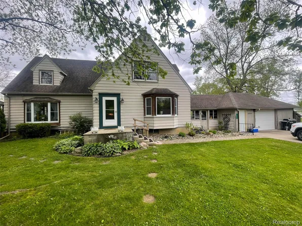 1264 Brabbs St, Burton, MI 48509