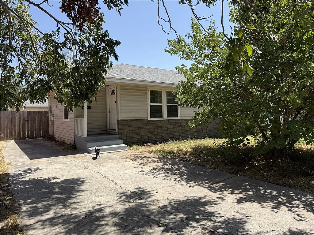 3 bed, 1.5 bath, 999 sqft, $1,650 — Photo 1