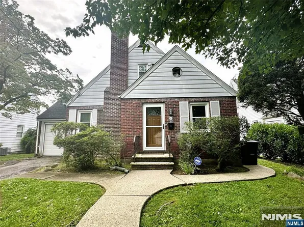 40 Golf Court, Teaneck, NJ 07666