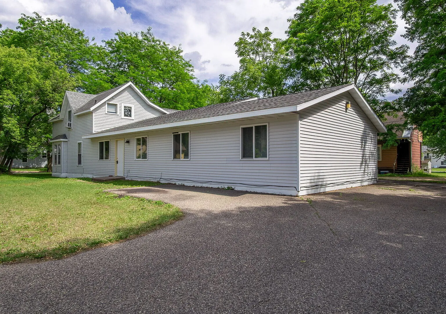 5 bed, 1300 sqft, $1,500 — Photo 2