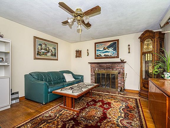 4th image of 12 Greenmeadow Dr