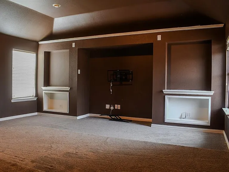 409 Royal Crest Dr — Photo 21