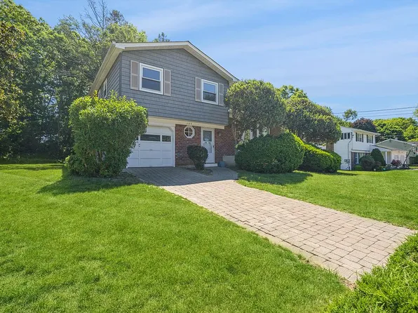 135 Atlantic Pl, Hauppauge, NY 11788