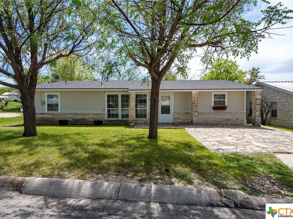 1106 W 3rd St, Lampasas, TX 76550