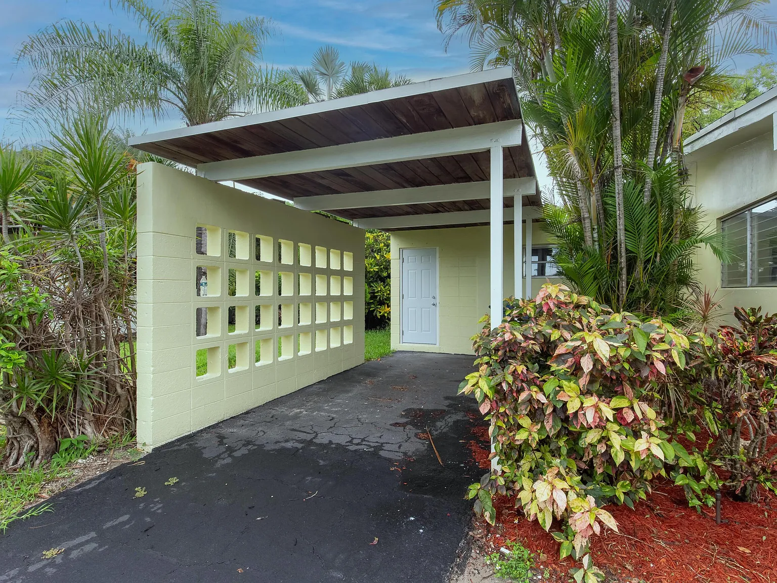 3 bed, 2.0 bath, 1612 sqft, $3,750 — Photo 3