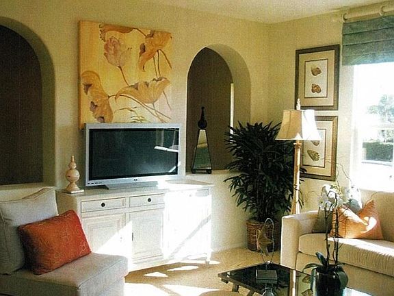 4th image of 2750 E Oak Hill Dr Unit 9