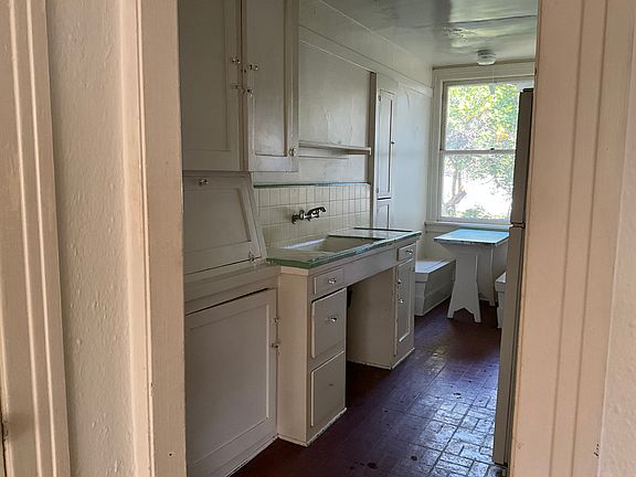 5th image of 852 N Orange Grove Ave