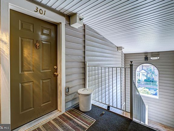 3rd image of 4114 Oxford Ln APT 301