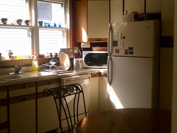 4th image of 718 Clarence Ave