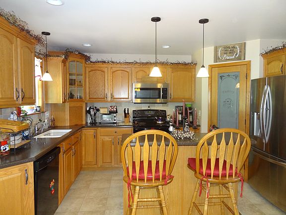 Kitchen w/walk-in pantry