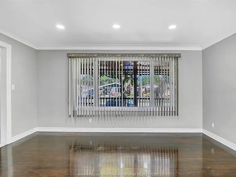 3964 Whitney Ave — Photo 10
