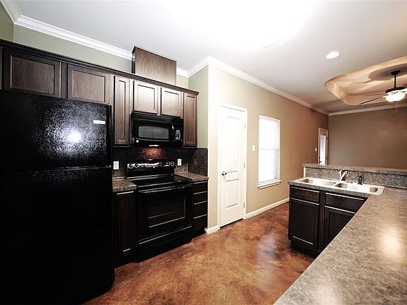 5th image of 4015 Oak Bay Dr