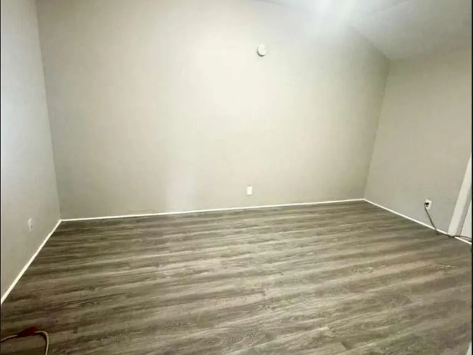 3037 Crenson Dr