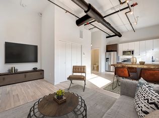 215 N Racine Ave #201, Chicago, IL 60607