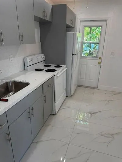 2 bed, 1.0 bath, 2008 sqft, $1,950 — Photo 2