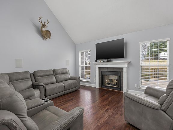 5th image of 405 Classic Dr