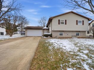 1204 Kim Dr, Bloomington, IL 61704