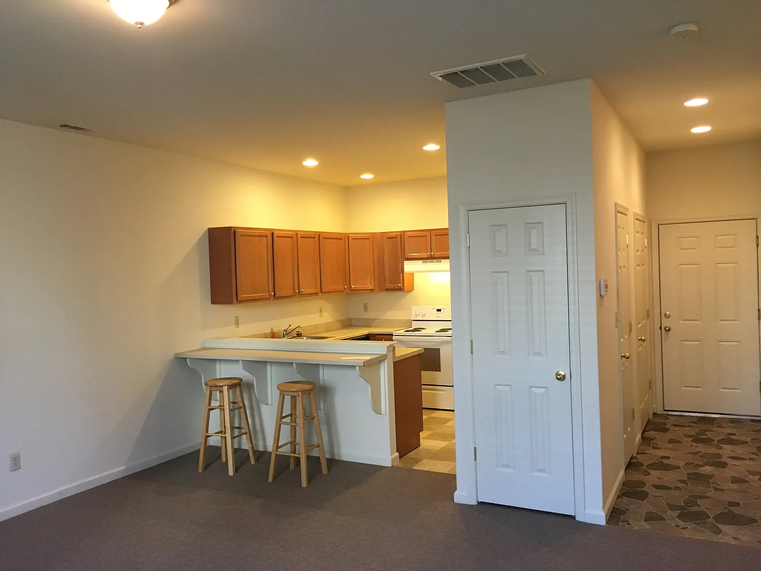2 bed, 1000 sqft, $1,650 — Photo 2