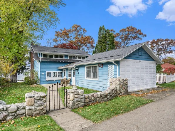 1290 Burlington Dr, Hickory Corners, MI 49060