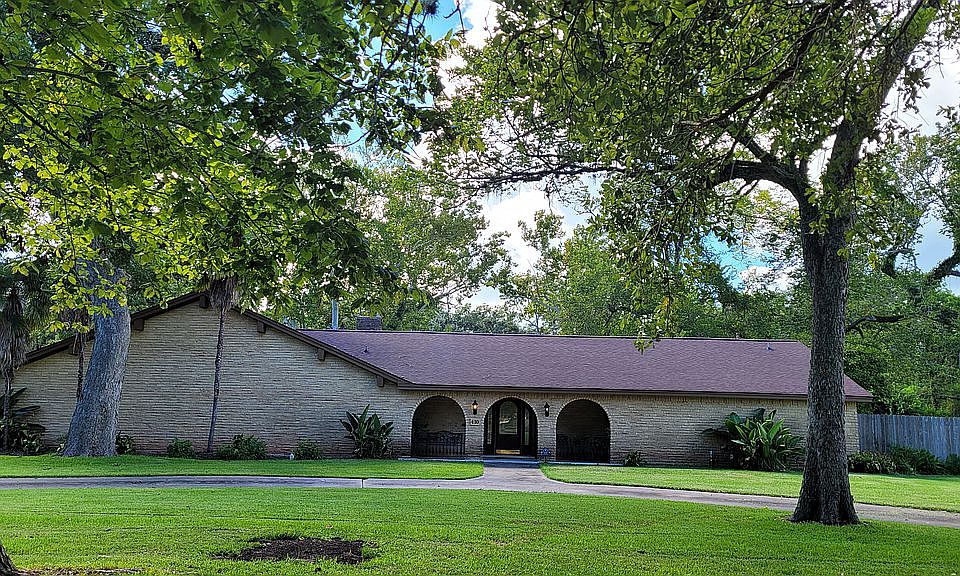 1st image of 410 Forest Dr