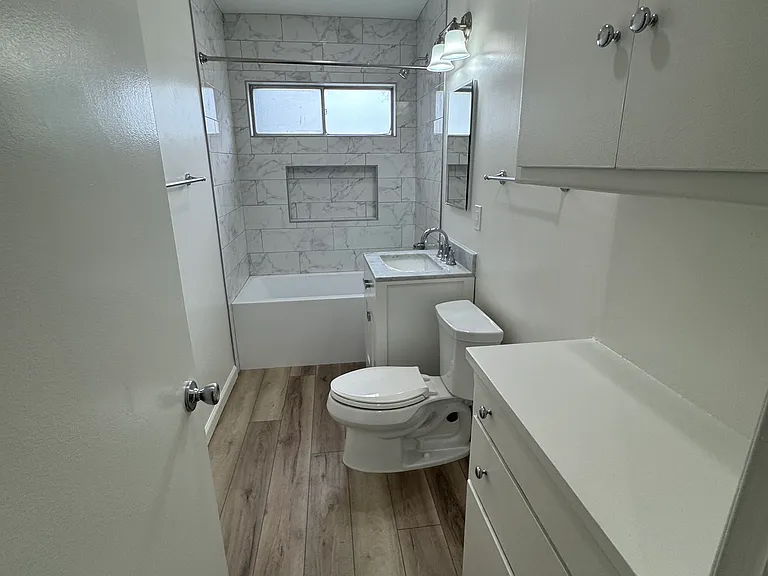 Crestwood Apartments — Photo 14