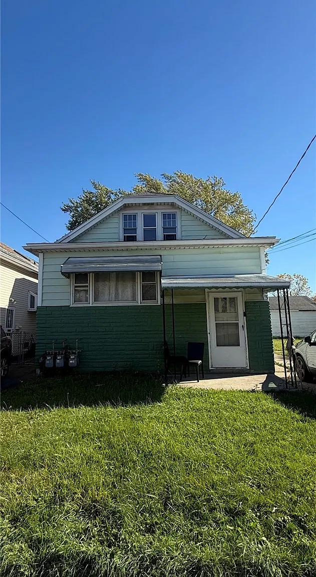 2 bed, 1.0 bath, 2510 sqft, $1,200 — Photo 1