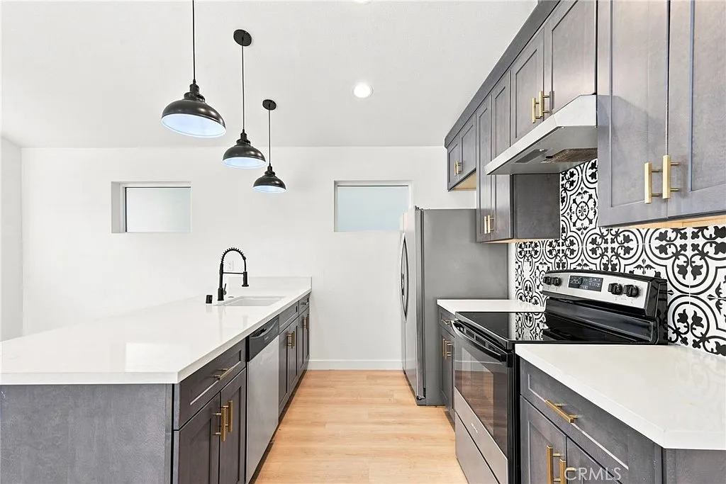 2 bed, 840 sqft, $3,071 — Photo 3