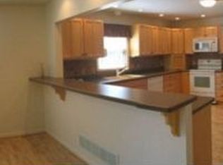 623 6th St E, Chaska, MN 55318