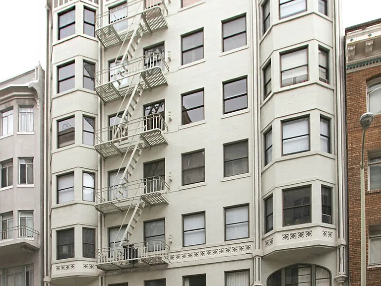 Side exterior view of the apartment building at 530 Stockton St, San Francisco, CA 94108, USA