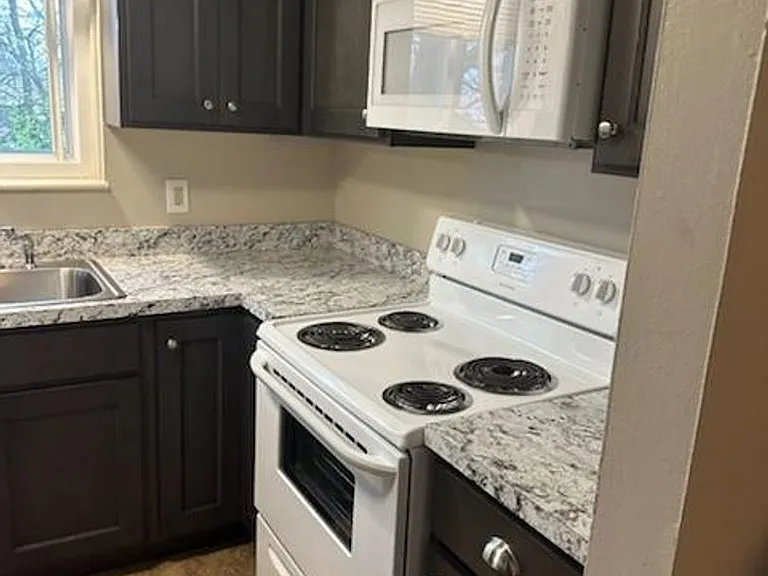 120 Riverside Ct #1-37 — Photo 2