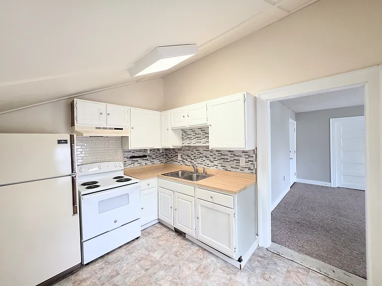 80 N State St #4 — Photo 3