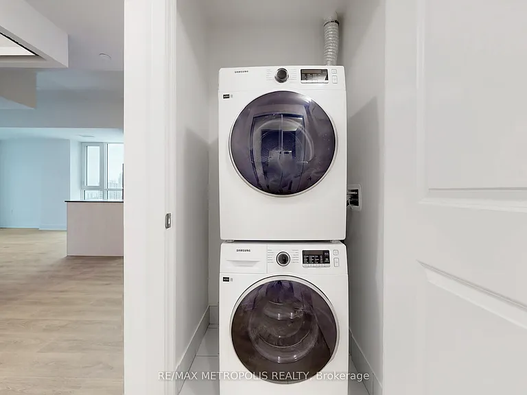 204 Burnhamthorpe Rd E #1602 — Photo 3