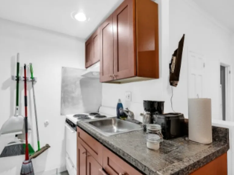 1121 Spruce St — Photo 37