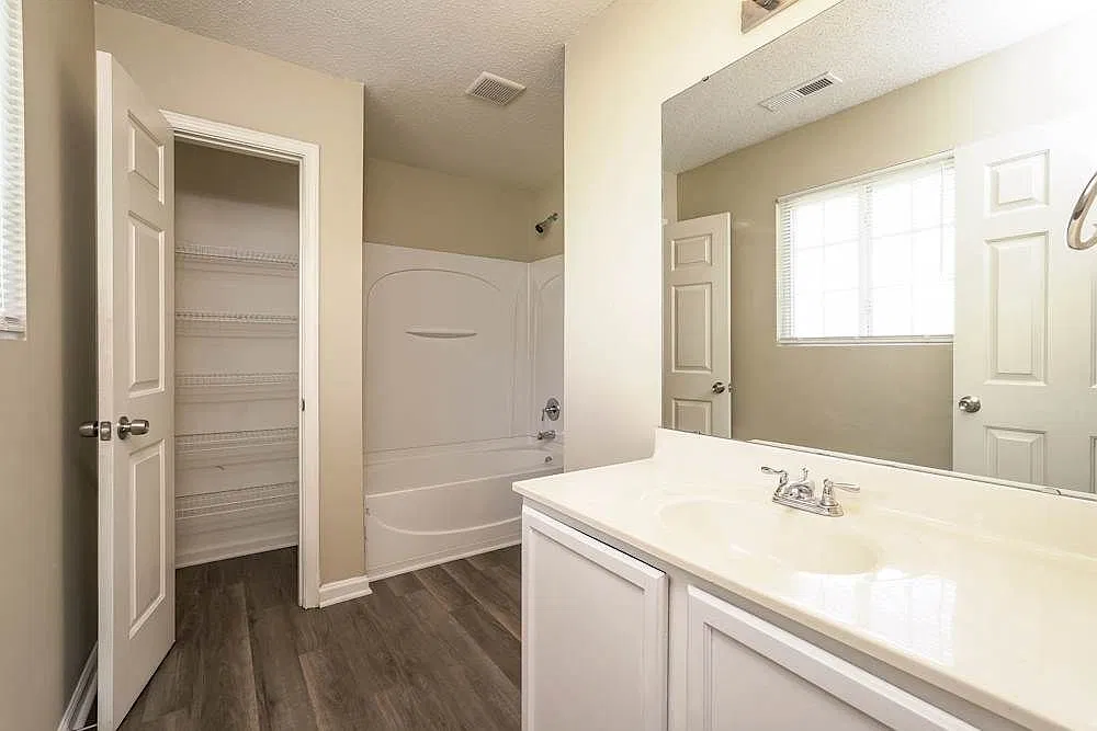 3 bed, 1200 sqft, $1,645 — Photo 1
