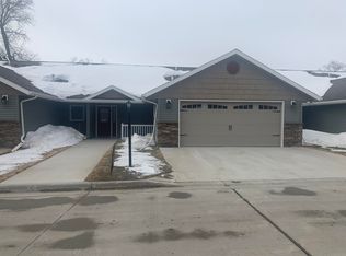 204 Lindwood Dr SW, Jamestown, ND 58401