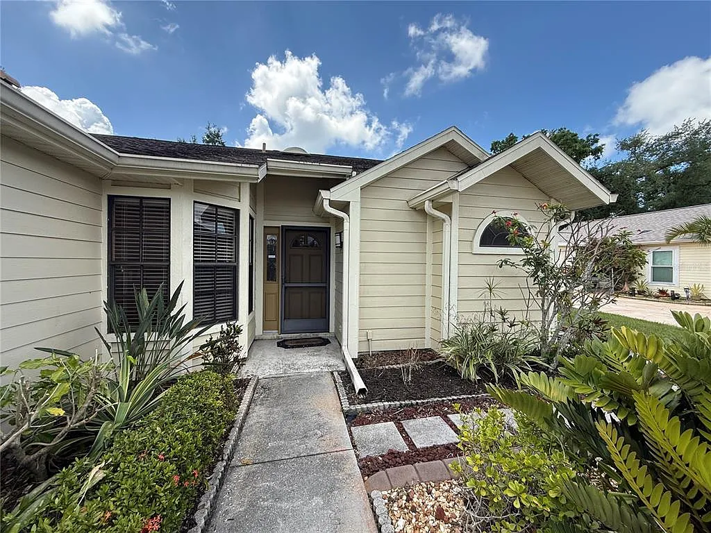 3 bed, 2.0 bath, 1321 sqft, $2,000 — Photo 4