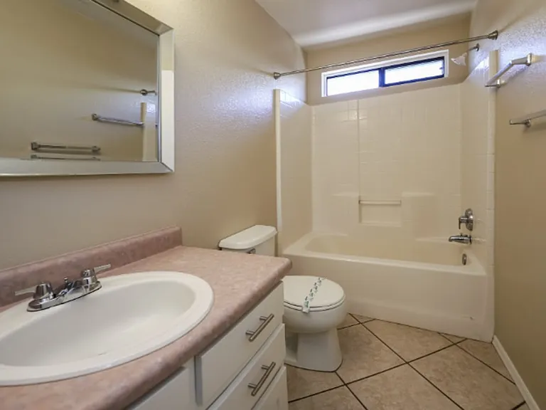 1656 W Wood Crest Ct — Photo 10