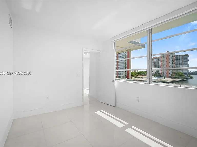 18601 NE 14th Ave #409 — Photo 20