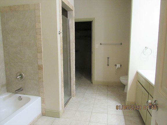 4th image of 301 Emerald Way