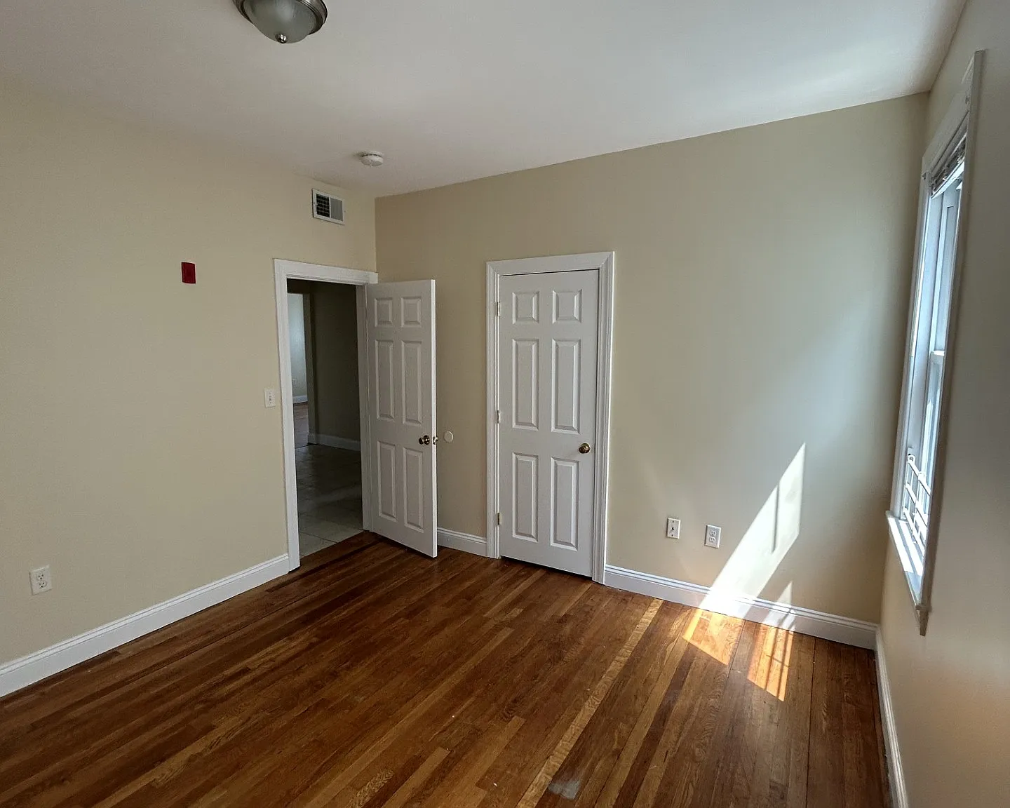 4 bed, 1.5 bath, 1400 sqft, $3,600 — Photo 4