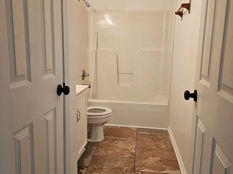 Spacious 4 Bedroom 2 Bath Upstairs unit! — Photo 24