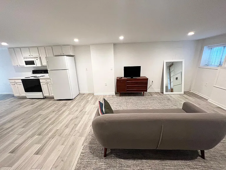 1124 Girard St NW #B — Photo 8