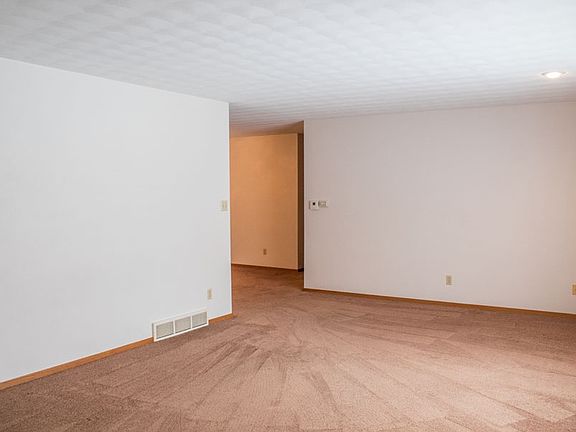 4th image of 909 2nd St SE