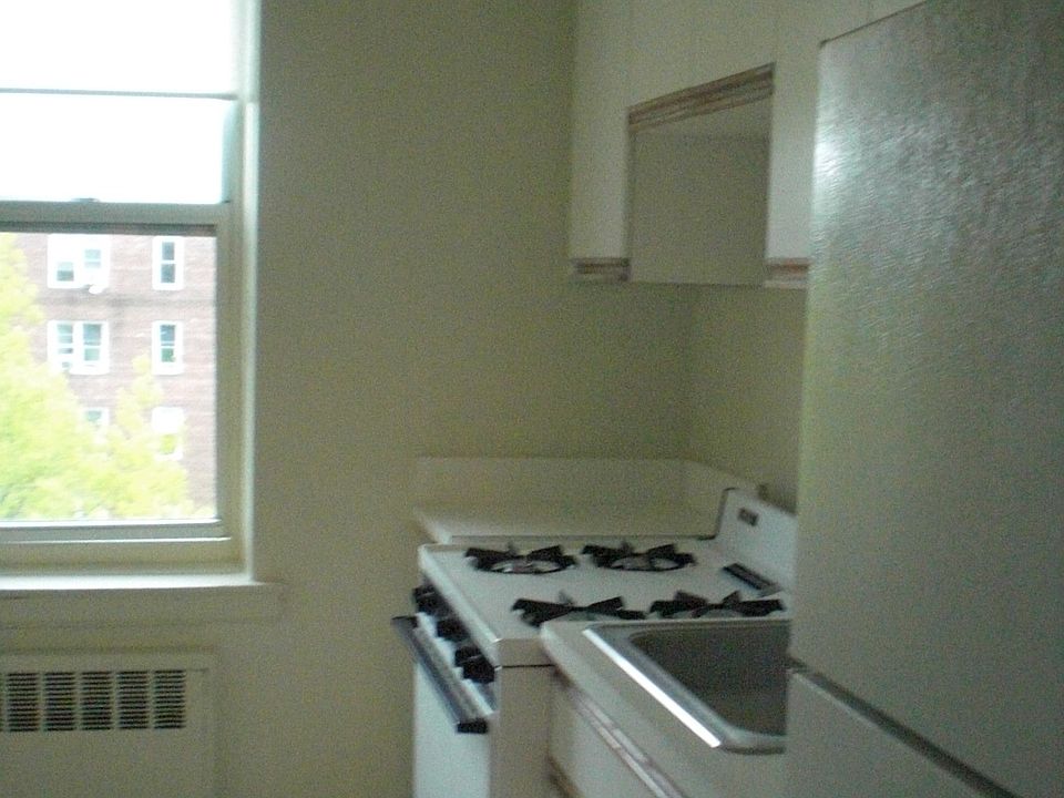 2nd image of 2612 W 2nd St APT 4J