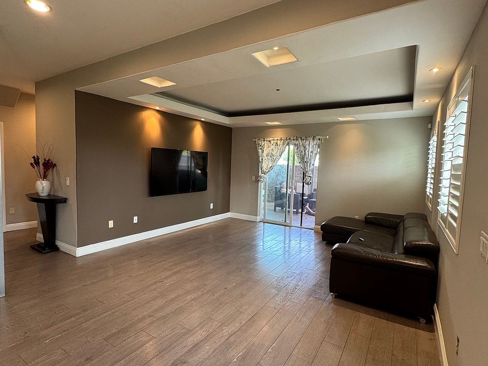 Living room, TV and sofa included!