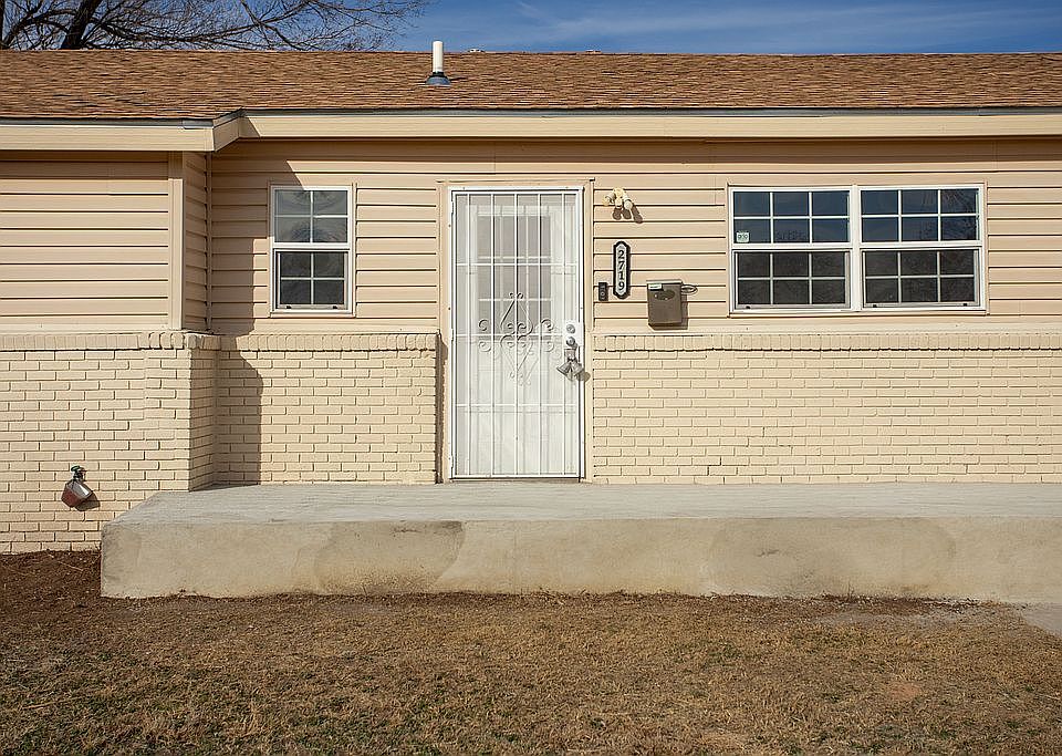 1st image of 2719 Oak Dr