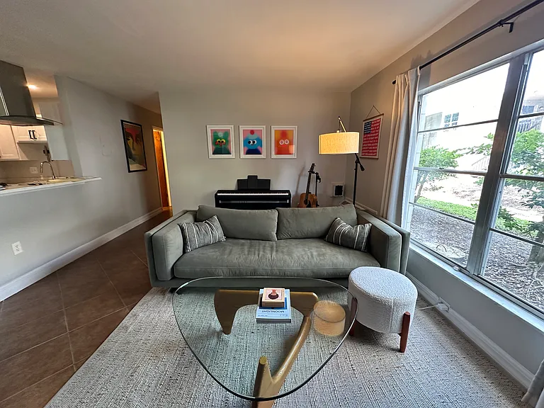132 W America St #25 — Photo 2