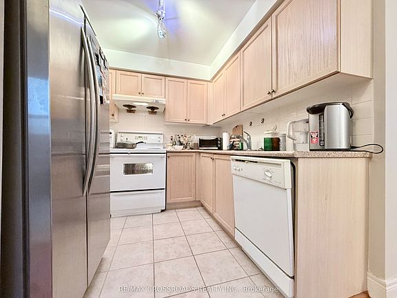 4th image of 1 Clairtrell Rd #603