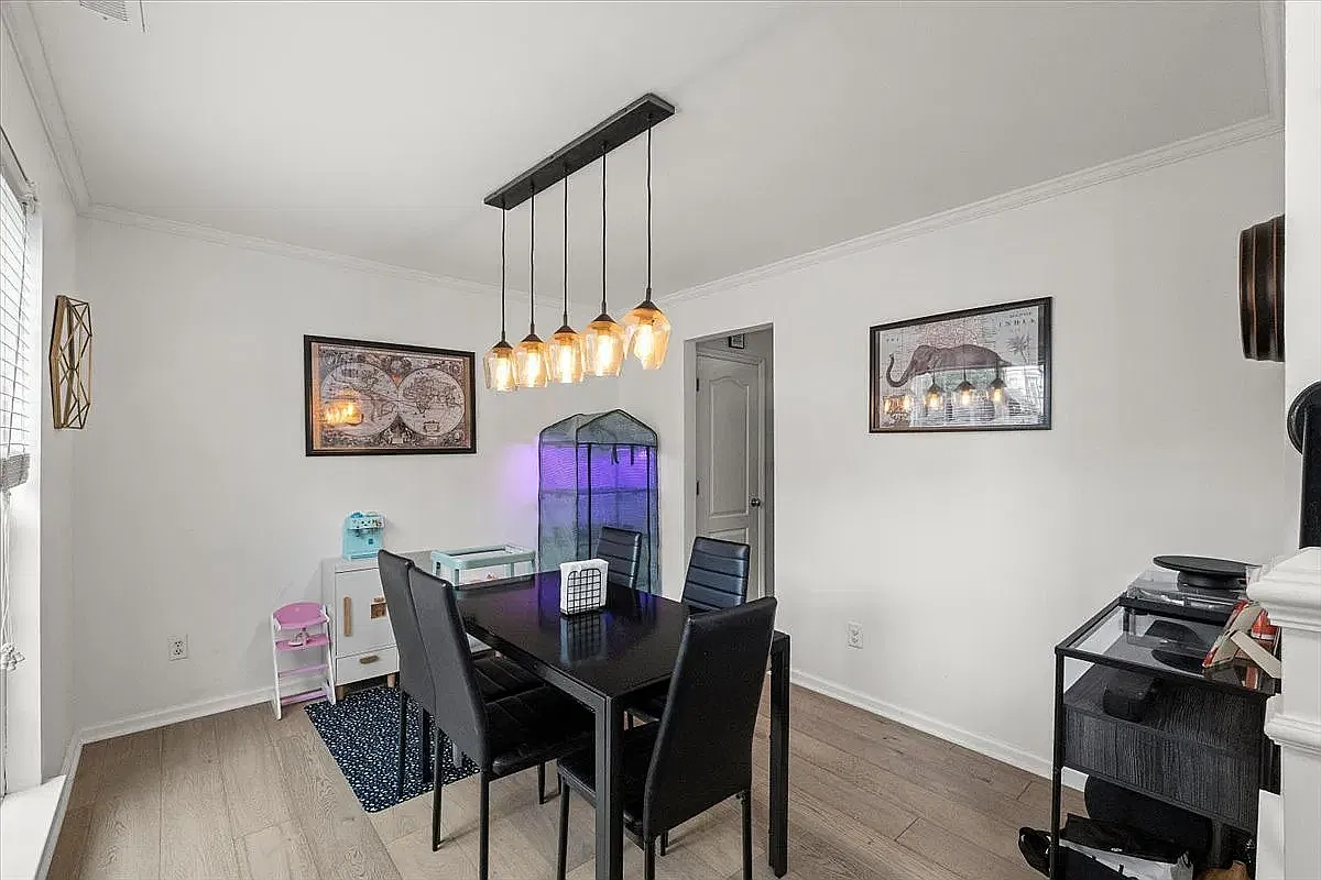 4 bed, 2.5 bath, 1935 sqft, $2,300 — Photo 4
